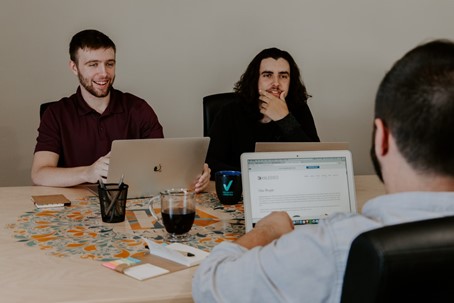 Trois hommes travaillant dans une communauté d'innovation